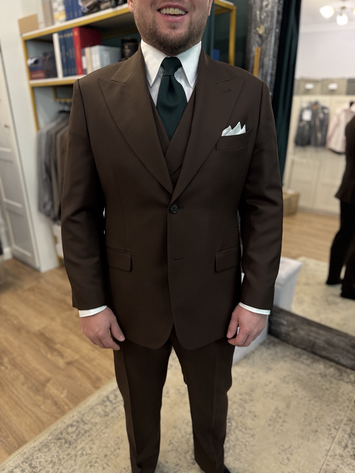 Przymiarka brązowego garnituru w studio 4Gentleman
